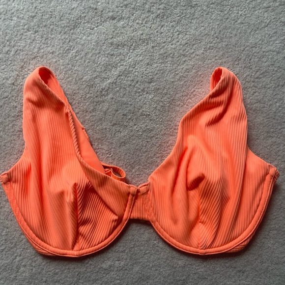 Curvy High Apex Ribbed Underwire Bikini Top / Hollister / Large - Picture 1 of 4